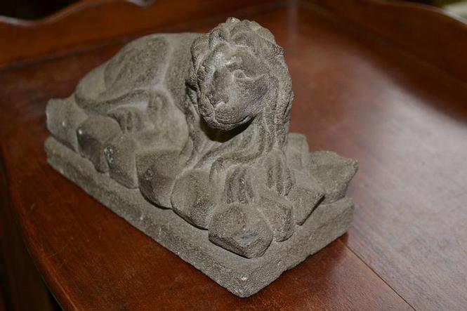 Small statue of a lion Volvic Stone - Auvergne