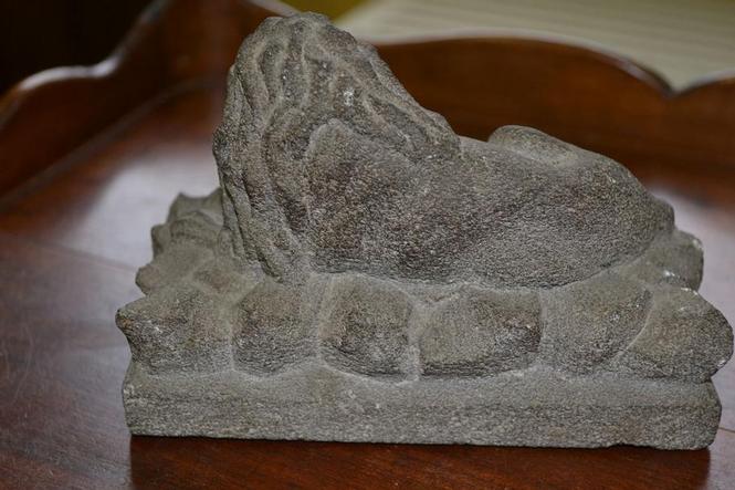 Small statue of a lion Volvic Stone - Auvergne