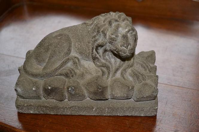 Small statue of a lion Volvic Stone - Auvergne