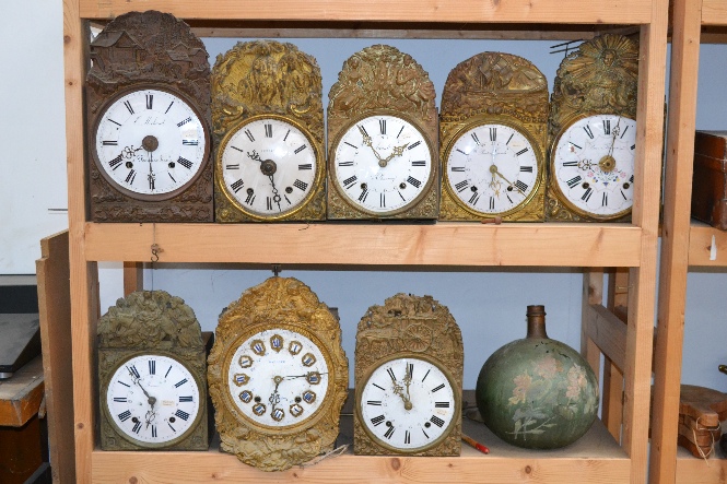 Lot of comtoise clocks