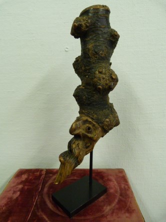 A wooden pipe head