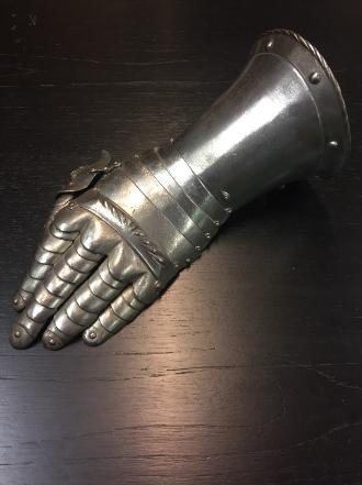 german left hand gauntlet of armour